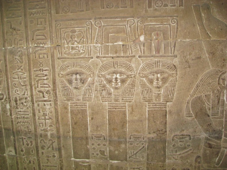 Egypt-Dendera18-sm.jpg (10310 bytes)