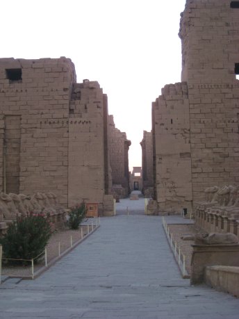 Egypt-Luxor-KarnakTemple1-sm.jpg (5487 bytes)