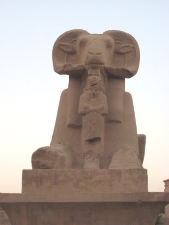 Egypt-Luxor-KarnakTemple3-sm.jpg (4513 bytes)
