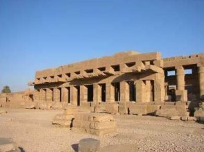 Egypt-Karnak-FestivalHallTuthmosisIII.jpg (14116 bytes)