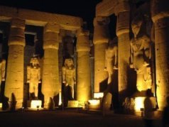 Egypt-Luxor-LuxorTempleByNight.jpg (11938 bytes)