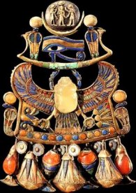 Egypt-CairoMuseum-KingTut'sPendant-LibyanDesertGlass.jpg (22796 bytes)