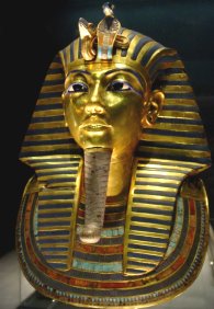 Egypt-CairoMuseum-KingTutMask.jpg (17149 bytes)