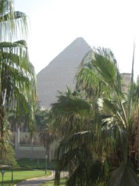 Egypt-Giza-MenaHouse-PyramidViewRoom.jpg (13430 bytes)