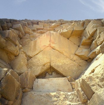 Egypt-GreatPyramid-OriginalEntrance-Med.jpg (32329 bytes)