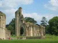 England-Glastonbury-Abbey-1.jpg (8562 bytes)