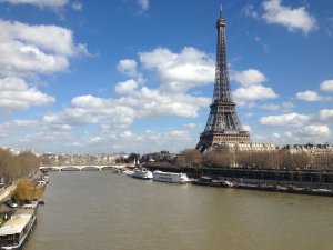 France-Paris-EiffelTower-SeineRiver-Med.jpg (15433 bytes)