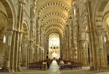 France-Vezelay-CathedralOfStMaryMagdalene-Interior.jpg (29187 bytes)