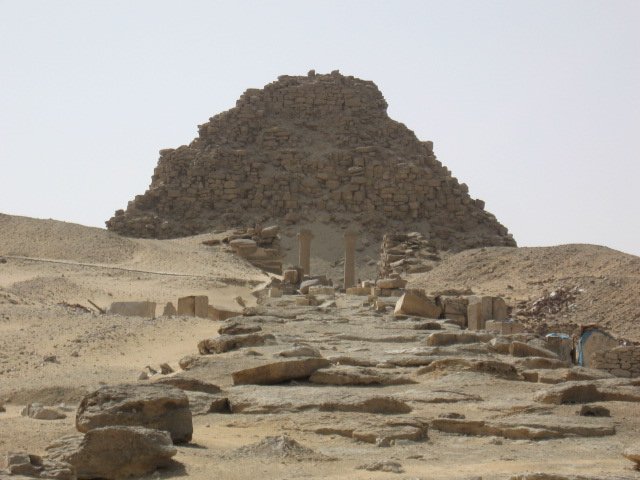 Egypt-Abusir-SahureSunTemple1-sm.jpg (8469 bytes)