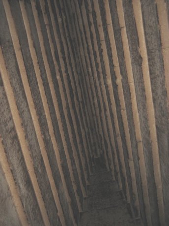 Egypt-Dashur-RedPyramid-Ceiling1-sm.jpg (6950 bytes)