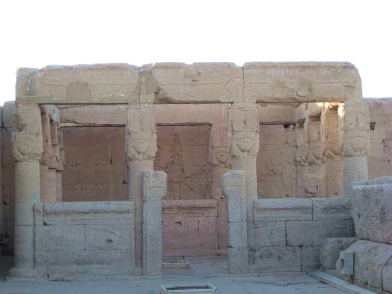 Egypt-Dendera12-sm.jpg (7163 bytes)