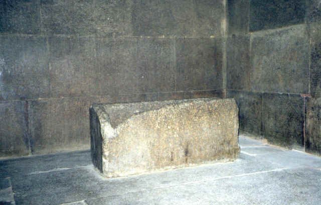 Egypt-Giza-GreatPyramidKingsChamber-Box3-sm.jpg (8109 bytes)