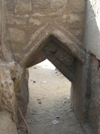 Egypt-Giza10-Arch-sm.jpg (6843 bytes)