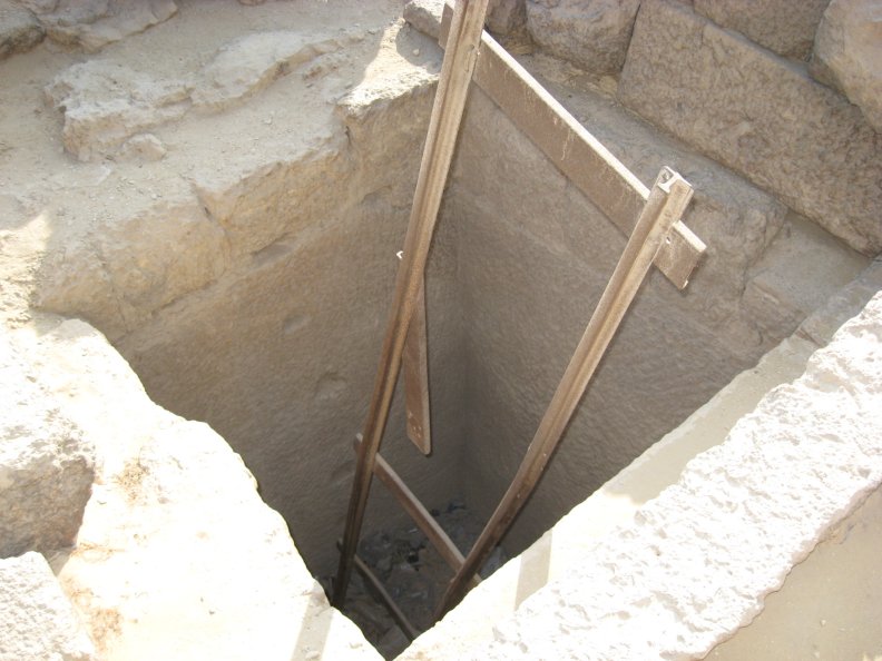 Egypt-Giza11-ShaftEntrance-sm.jpg (9261 bytes)