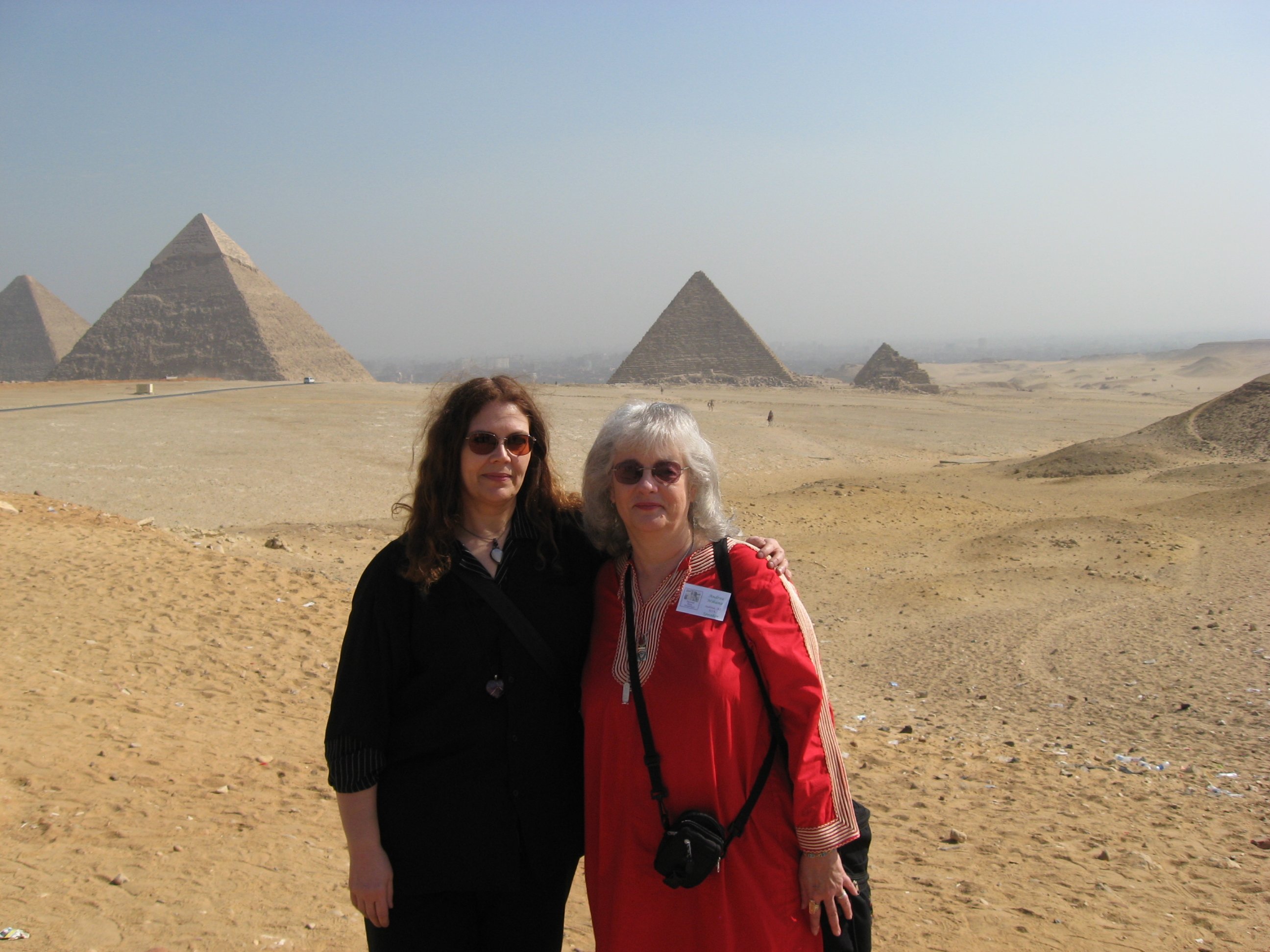 Egypt-Giza3-PatriciaAwyan-AndreaMikana-sm.jpg (7376 bytes)