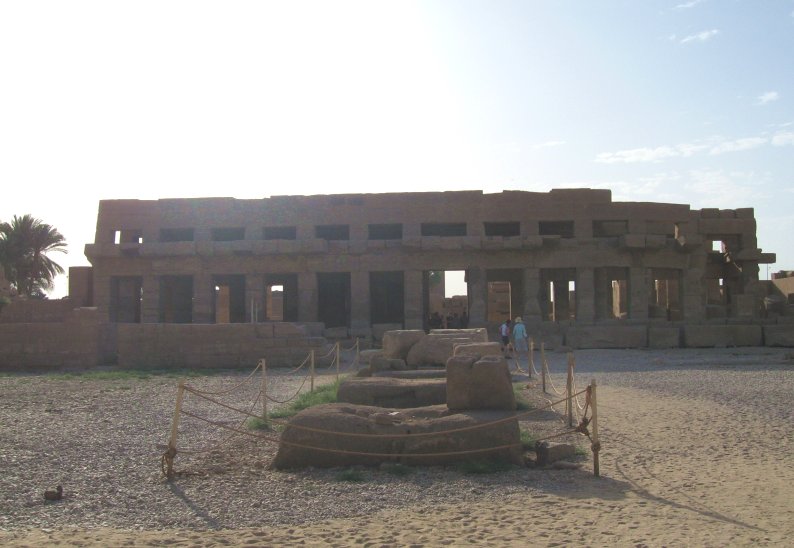 Egypt-Luxor-KarnakTemple11-sm.jpg (6881 bytes)