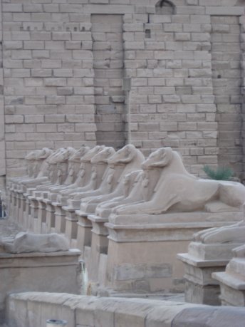 Egypt-Luxor-KarnakTemple2-sm.jpg (6939 bytes)