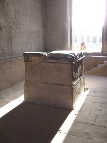 Egypt-Luxor-KarnakTemple7-sm.jpg (5745 bytes)