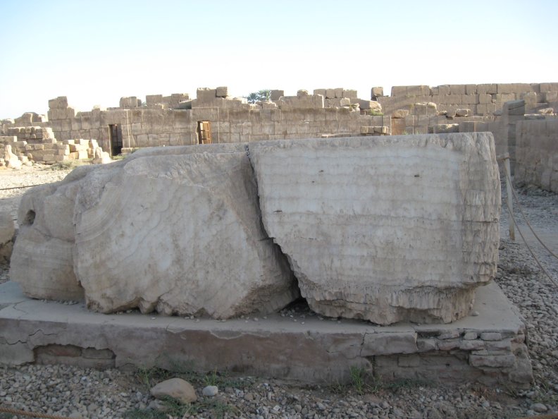 Egypt-Luxor-KarnakTemple8-sm.jpg (8764 bytes)