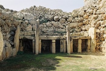 Malta-GgantijaTemple-1.jpg (31426 bytes)