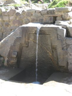 Peru-Ollantaytambo-Fountain.jpg (18023 bytes)