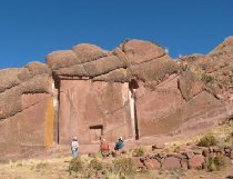 Peru-LakeTiticaca-AramuMuruDoorway-1.jpg (10244 bytes)