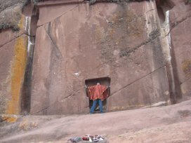 Peru-LakeTiticaca-AramuMuruDoorway-4.jpg (14201 bytes)