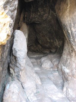 Peru-Quillarumiyoc-Cave-1.jpg (24199 bytes)