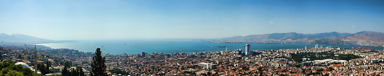 Izmir_Panorama_from_Kadifekale-Wikipedia.jpg (133035 bytes)