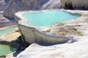 Turkey-Pamukkale-MineralSprings.jpg (16872 bytes)