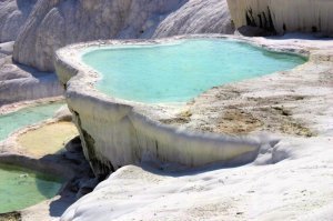 Turkey-Pamukkale-MineralSprings.jpg (16872 bytes)