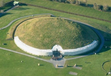 newgrange.jpg (28179 bytes)